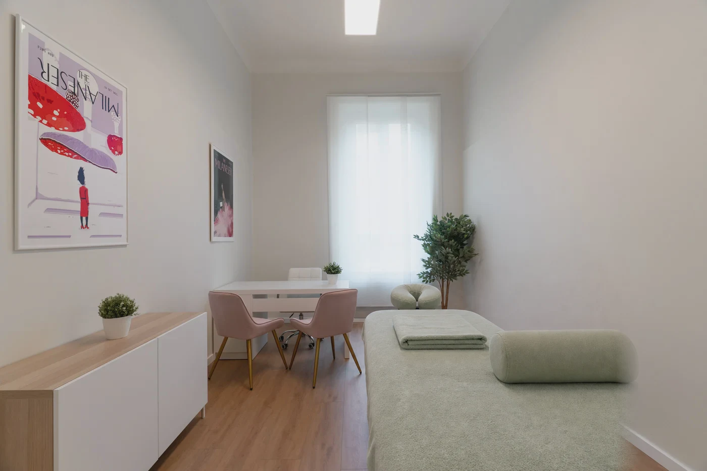 Lo studio di Milano Corso Vercelli: lettino, tavolo per il colloquio e luce naturale