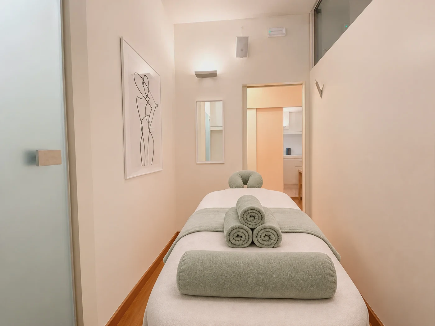 Studio di massaggi olistici a Monza con lettino preparato e asciugamani puliti